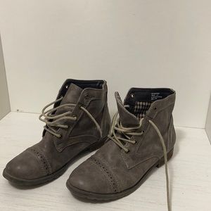 Cute Bass boots with pattern interior. In great shape